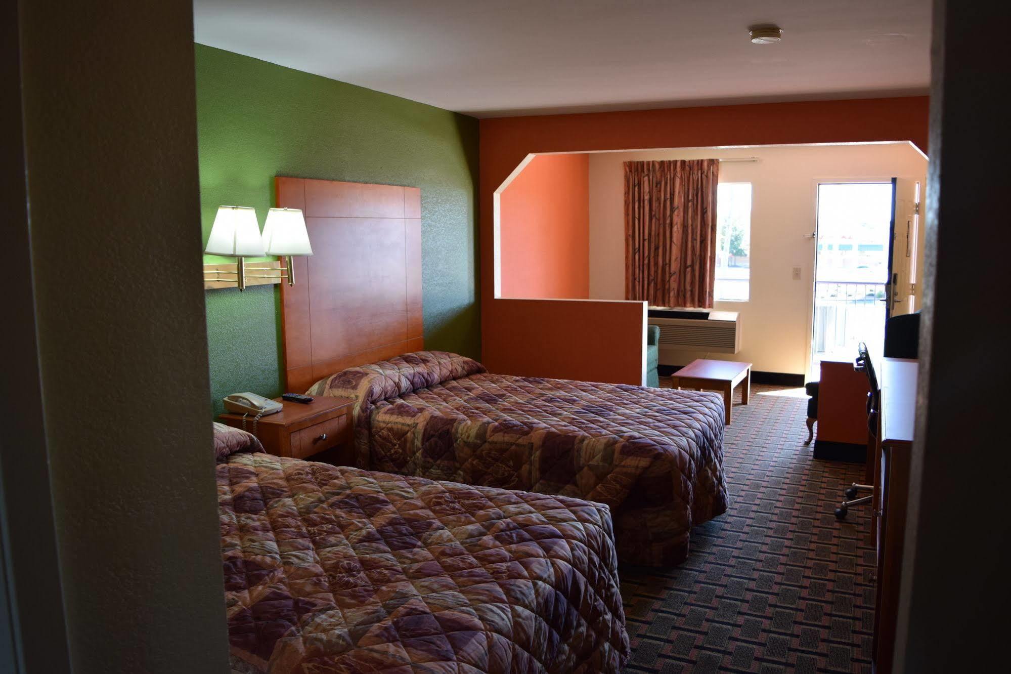 Royal Inn & Suites Дугласвилл Экстерьер фото