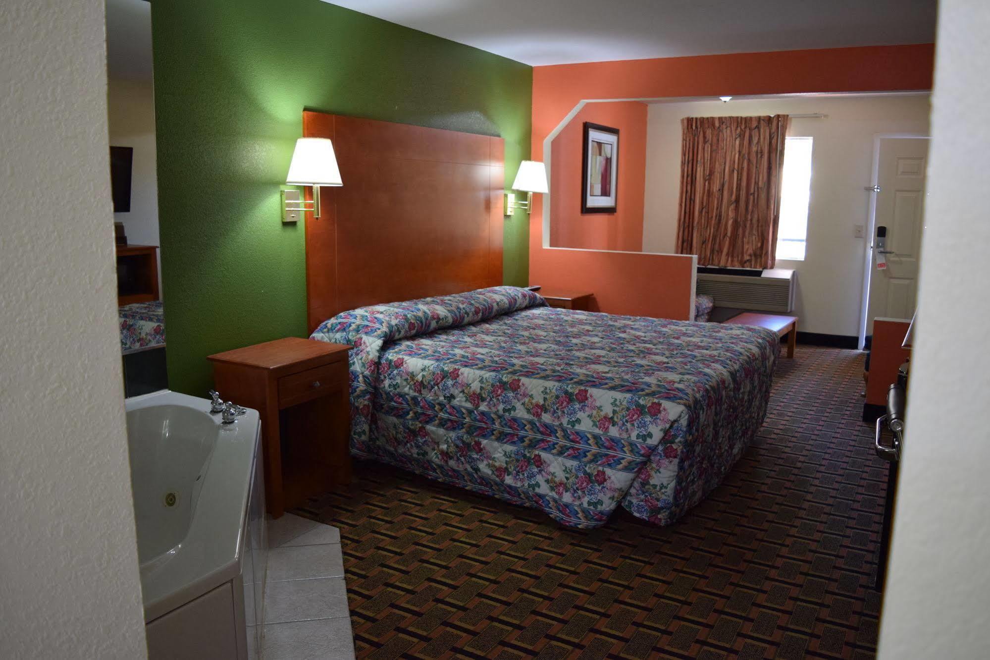 Royal Inn & Suites Дугласвилл Экстерьер фото