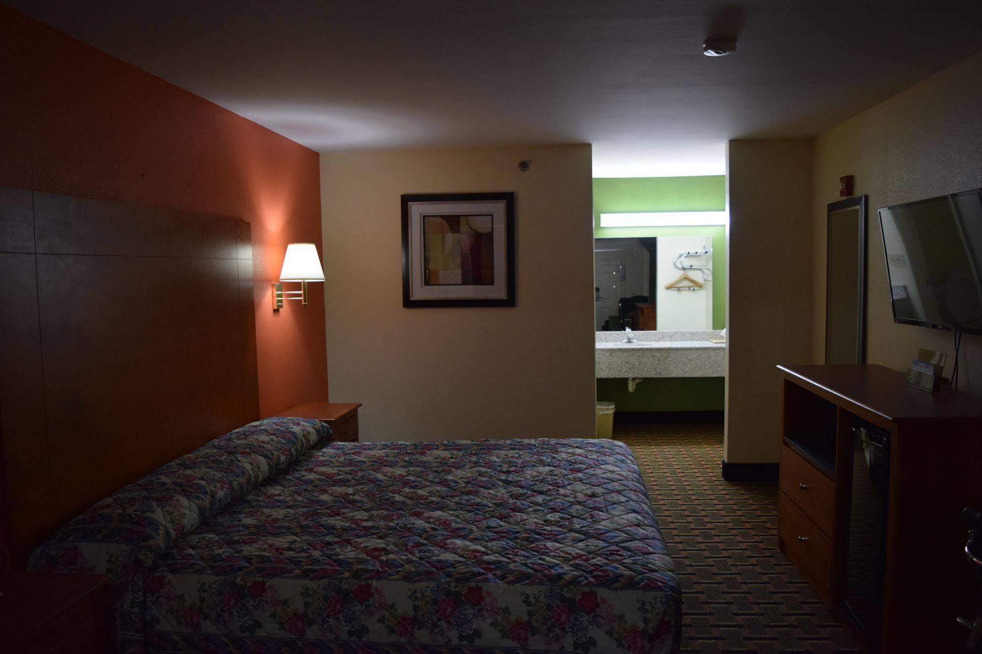 Royal Inn & Suites Дугласвилл Экстерьер фото