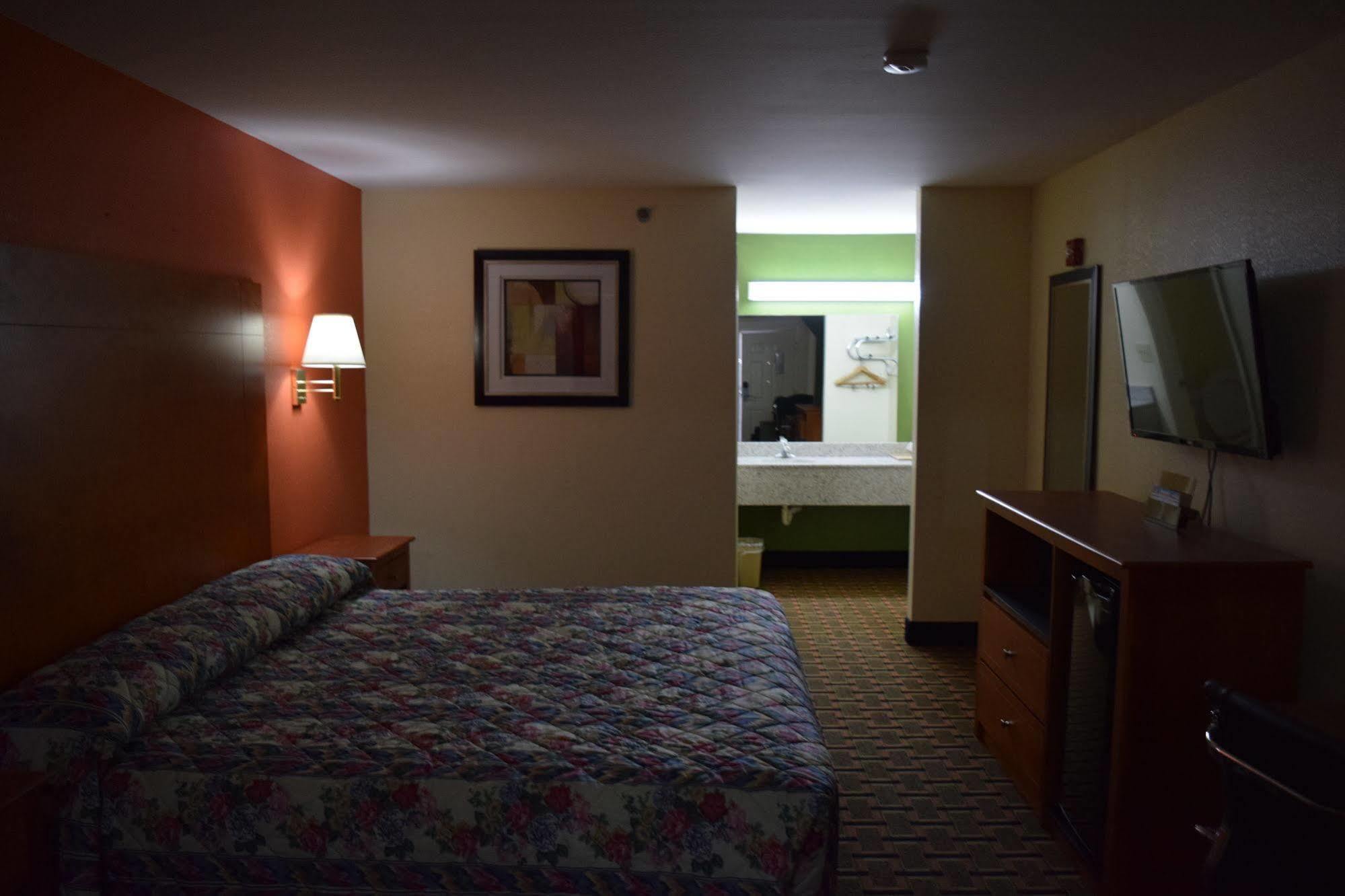 Royal Inn & Suites Дугласвилл Экстерьер фото