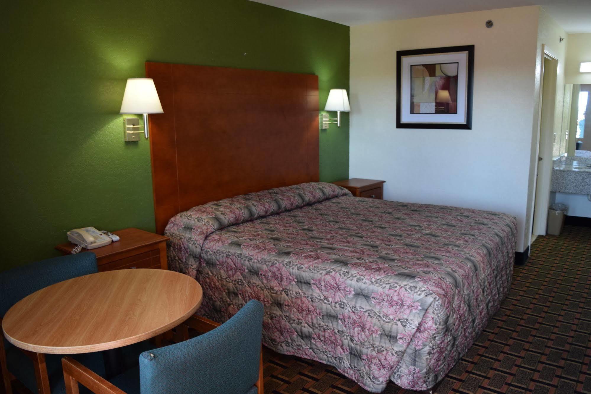 Royal Inn & Suites Дугласвилл Экстерьер фото