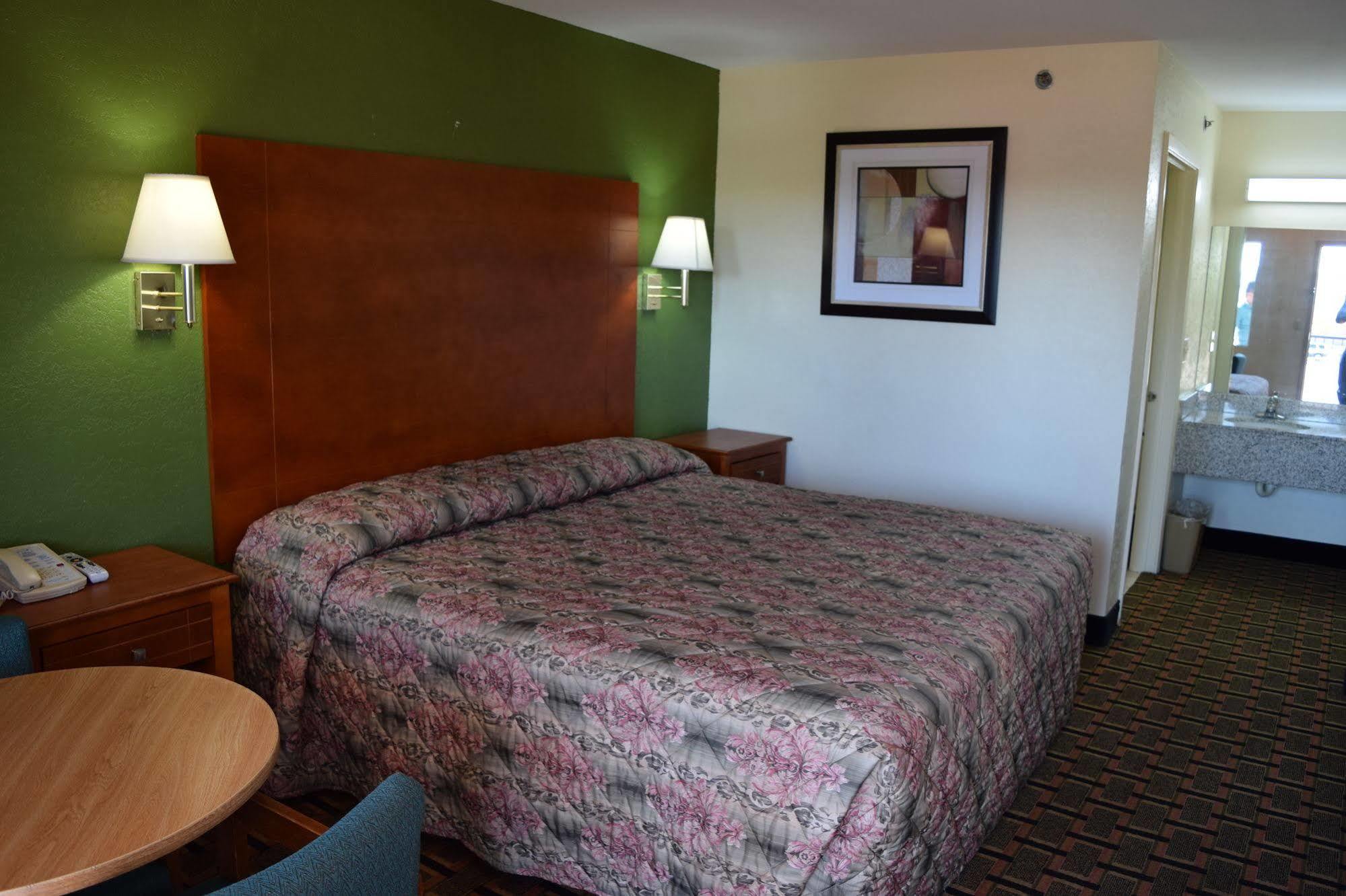 Royal Inn & Suites Дугласвилл Экстерьер фото