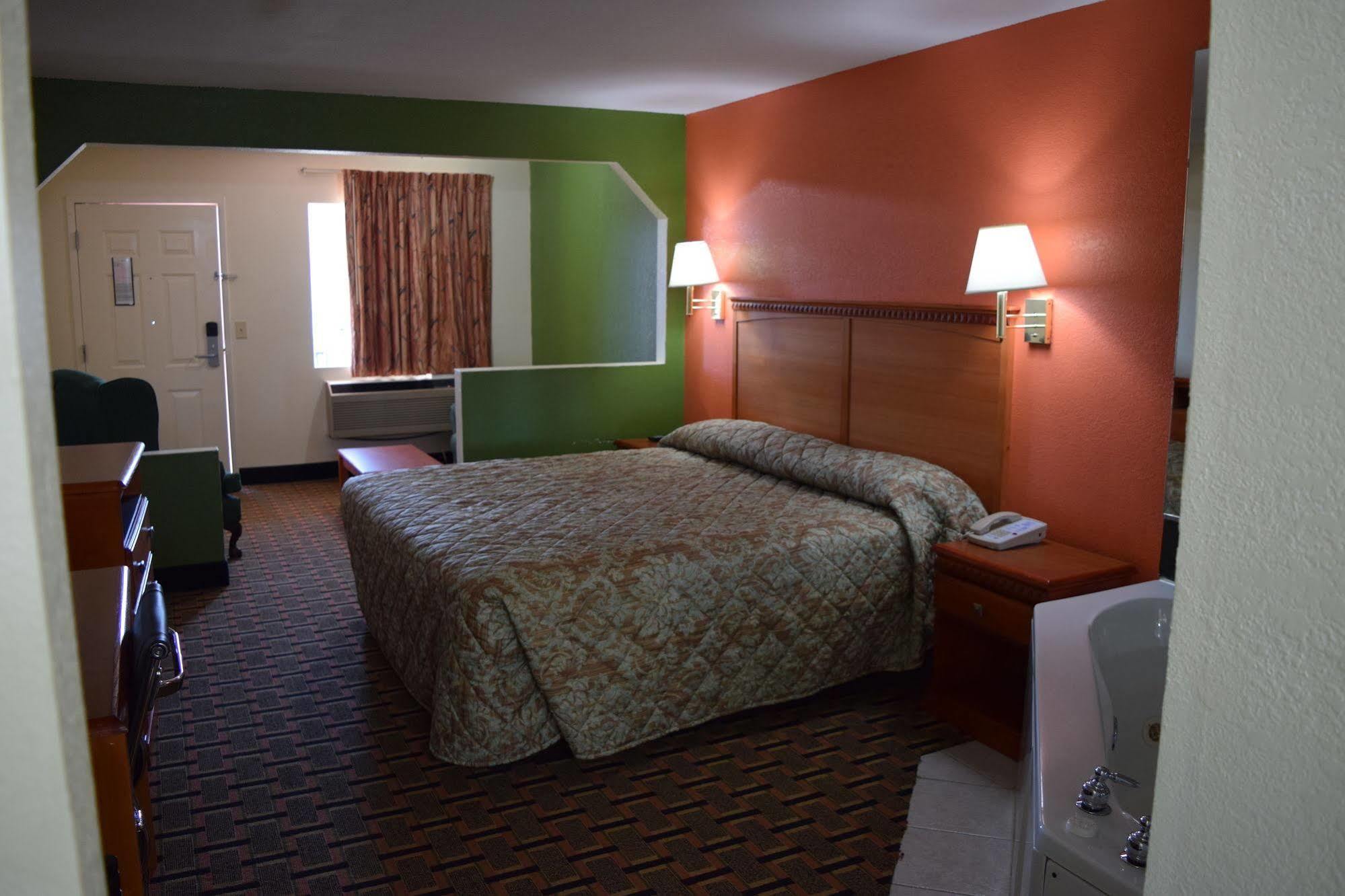 Royal Inn & Suites Дугласвилл Экстерьер фото